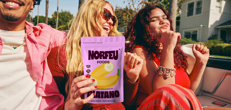 Amigos disfrutando de snacks de fruta liofilizada Norfeu Foods