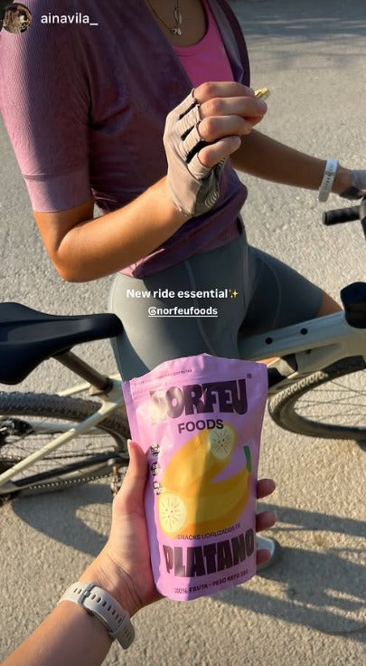 Pausa en ruta en bicicleta con snack de plátano liofilizado Norfeu Foods